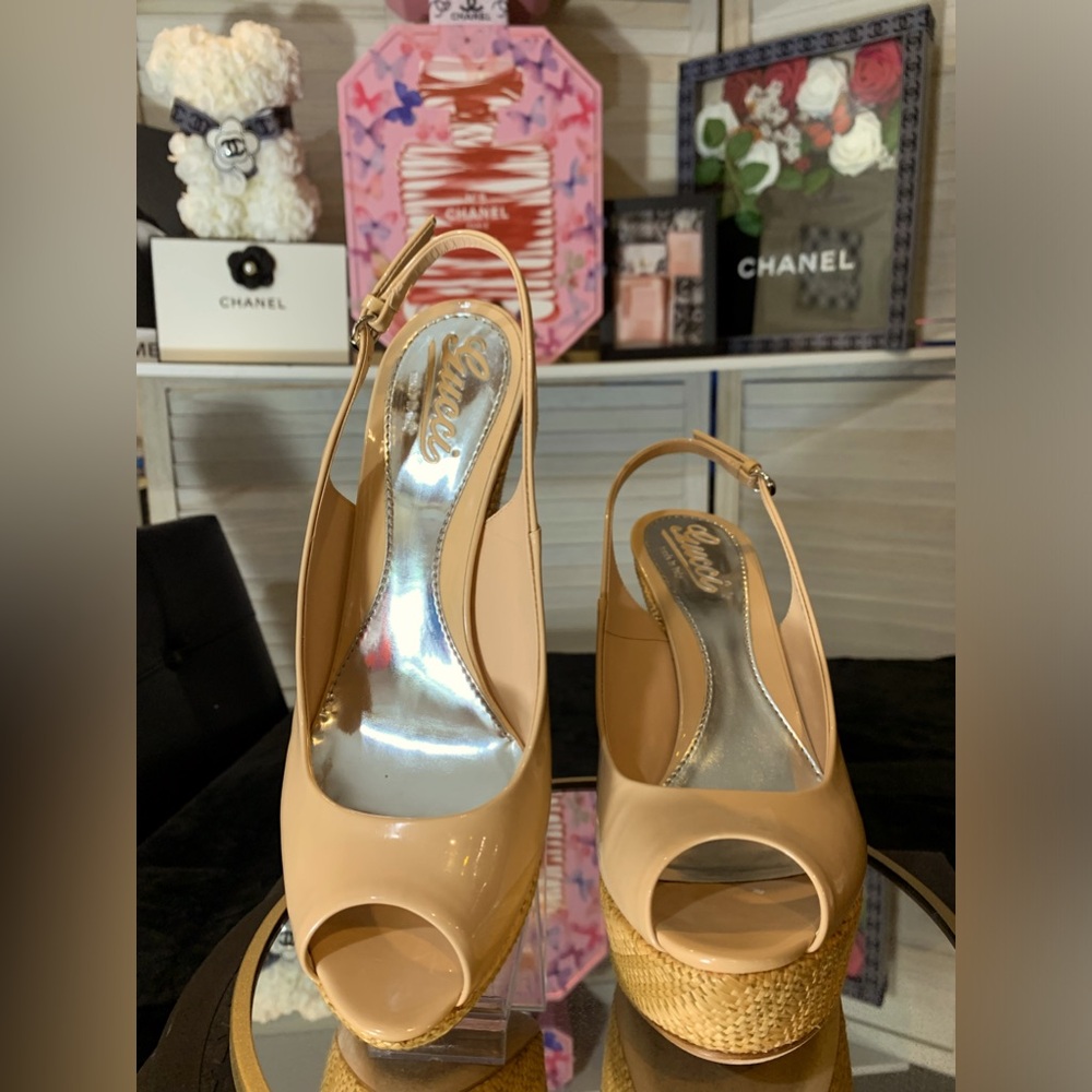 💓EUC💖GUCCI patent leather sandals. - Picture 1 of 14